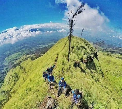 Destinasi Adventure yang Populer di Indonesia: Rute Pendakian Via Sembalun Lawang